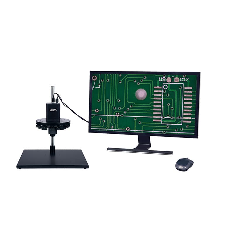 میکروسکوپ دیجیتال فوکوس‌خودکار اینسایز 5320-AF410 در کنار نمونهٔ تصویر برد روی نمایشگر